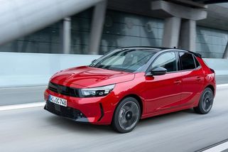 Nová Corsa Hybrid přichází s agresivní cenovkou pod 500 tisíc korun. Pro Toyotu Yaris to znamená nejsilnější konkurenci posledních let